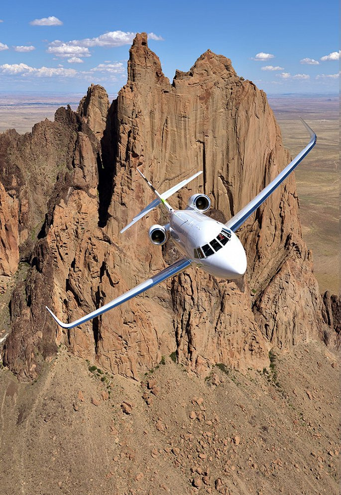 Trong khi đó, Falcon 2000S là dòng máy bay có tầm bay ngắn nhất, 6.200 km. Falcon 2000s sở hữu chiều dài 20,2 m, chiều rộng 21,4 m, chiều cao 7,1 m.