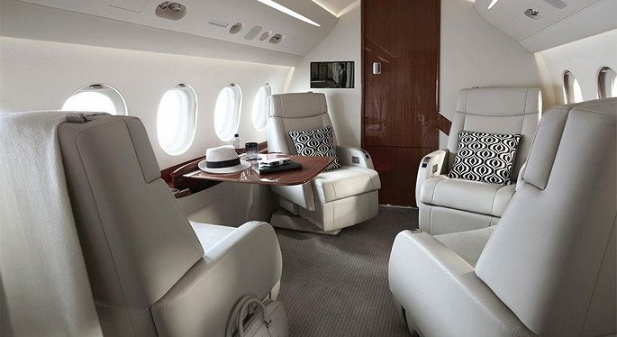 Khoang hành khách 2000S chở được 8 hành khách, chia làm 2 gian với nội thất tiện nghi.