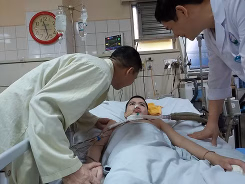 Cậu bé sống thực vật hai năm bỗng cười trở lại: Nụ cười bạc tỷ Cau be song thuc vat hai nam bong cuoi tro lai: Nu cuoi bac ty