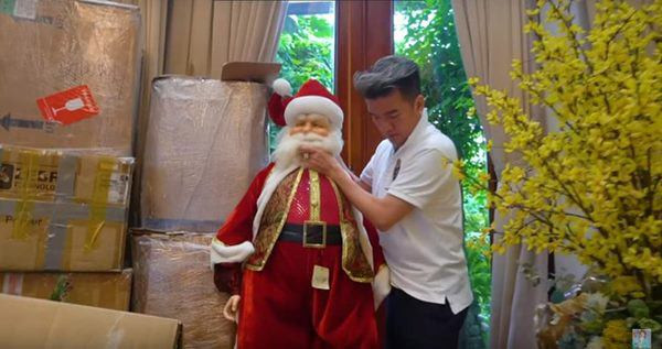 Nam ca sĩ tự tay trang trí hang đá, cỗ xe ông già Noel.
