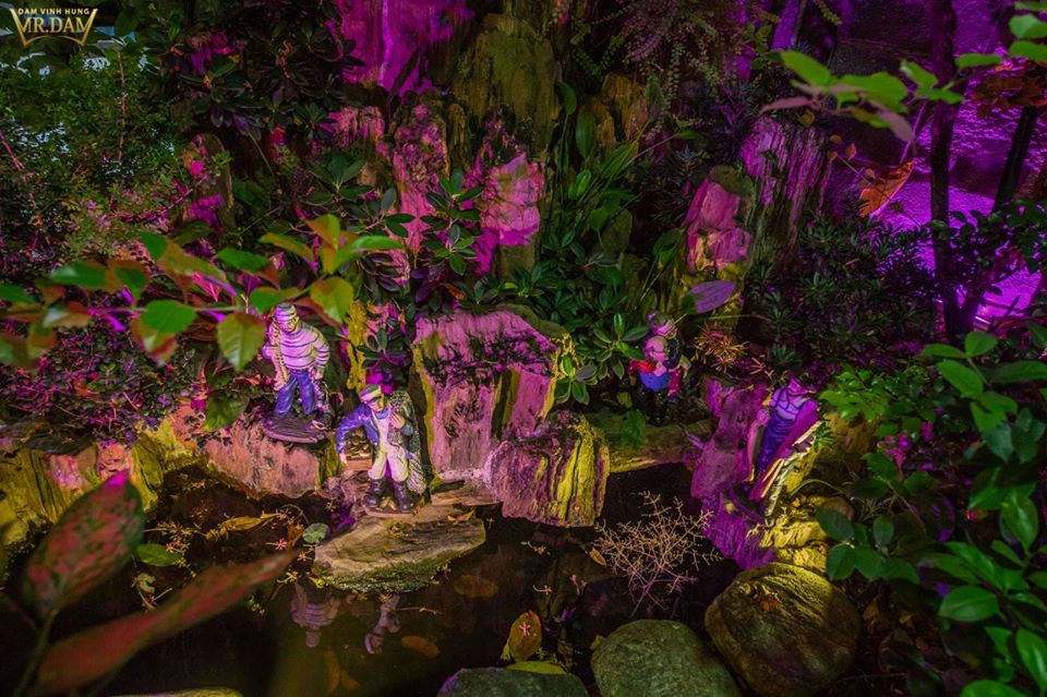 Hang đá là nơi được nhiều người thích nhất trong khuôn viên nhà Đàm Vĩnh Hưng năm nay.