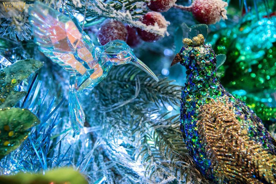 Trước đó, Mr Đàm từng cáo lỗi với khán giả vì việc mở cửa biệt thự đón mọi người tới chụp hình Noel lại trùng lịch thi đấu bóng đá chung kết giữa U22 VN và Indonesia.