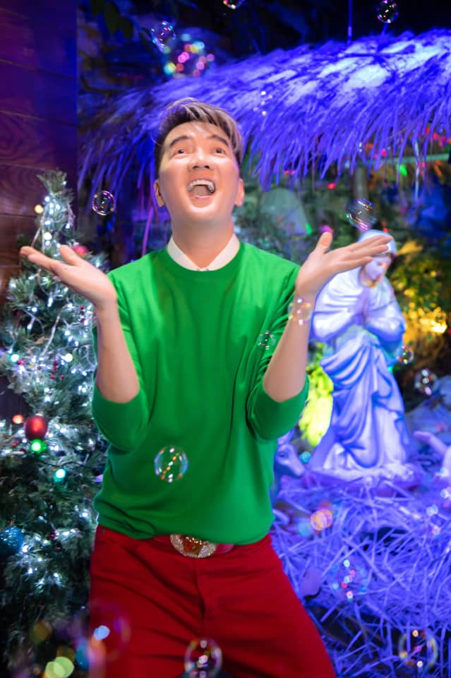 Dù bận rộn với công việc nhưng ông hoàng nhạc Việt vẫn dành thời gian chuẩn bị Giáng sinh cho mình.