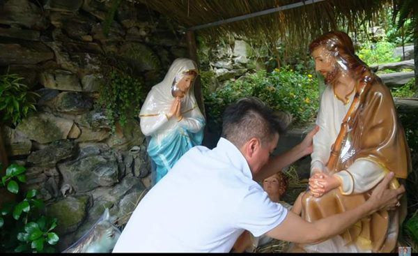 Các phụ kiện trang trí đều được anh mua từ Mỹ, Châu Âu với những món đồ độc đáo.