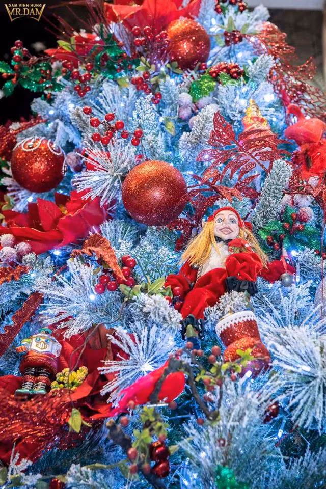 Mọi thứ trong nhà đều một tay ca sĩ Đàm Vĩnh Hưng lên ý tưởng, thực hiện.