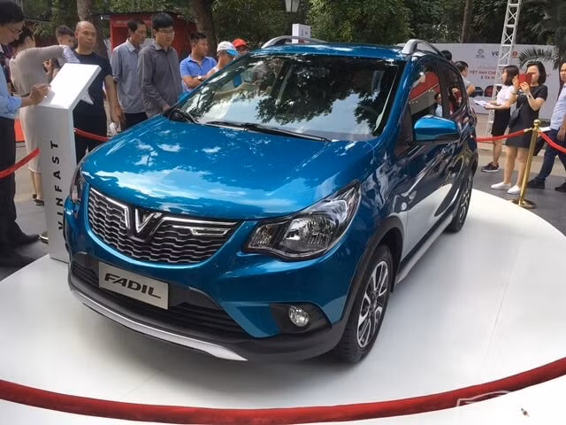 Vua tang dien thoai cho cu dan, Vingroup “choi lon” tang o to Vinfast cho nguoi mua nha