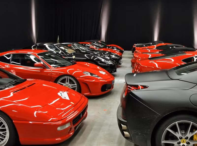 Hoàng cung Istana Nurul Iman là nơi ở của quốc vương Hassanal Bolkiah và dòng dõi hoàng tộc của ông. Bên trong hoàng cung có nuôi 200 con ngựa, có 110 gara để đậu xe ở tầng hầm. Ảnh: Getty.