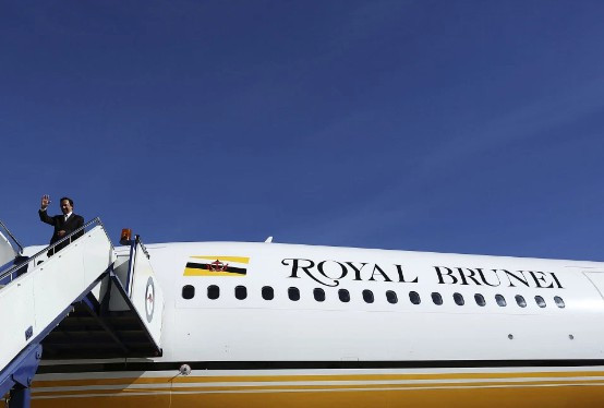 Quốc vương Hassanal Bolkiah còn sở hữu một trong những chiếc máy bay tư nhân đắt đỏ nhất thế giới với nội thất được dát vàng. Trong đó, chiếc Airbus của ông có giá 75 triệu bảng Anh và một chiếc Boeing 767 của ông trị giá 136 triệu bảng. Ảnh: Getty.