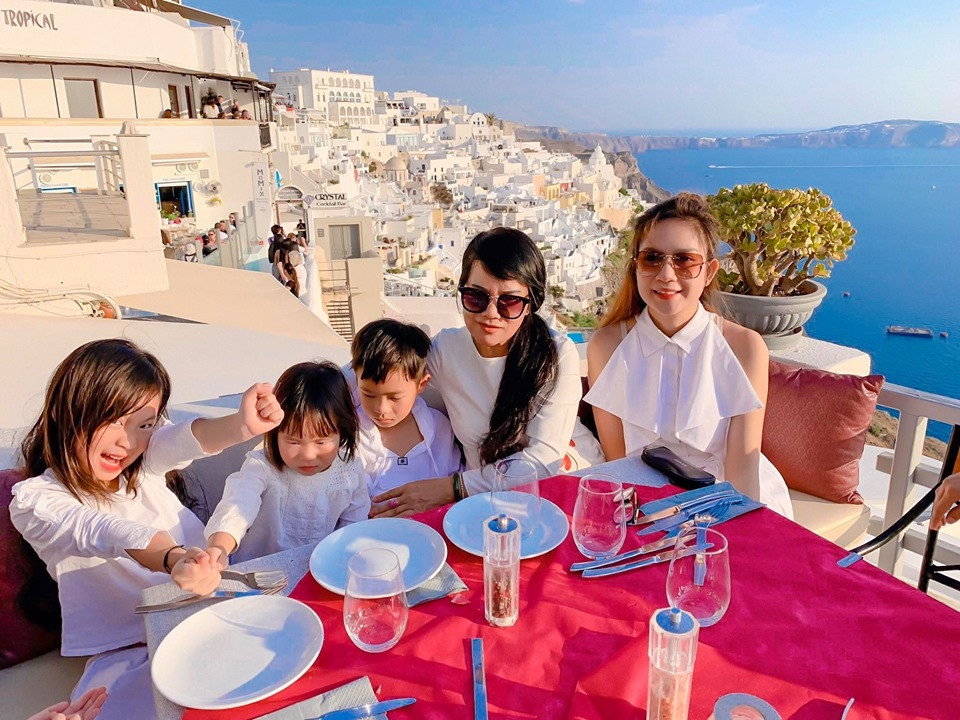 Bé Cherry rất phấn khích đi được bà ngoại, bố mẹ và các anh em mừng sinh nhật tại một nơi cực sang trọng. Ảnh: Yan.