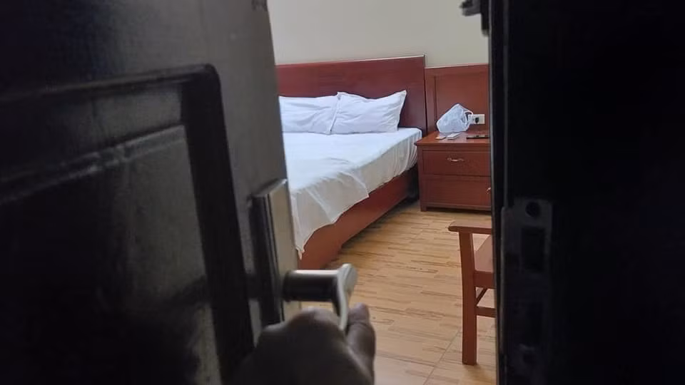 Pho giam doc dua 200 trieu de xin bo qua khi bi bat qua tang trong nha nghi