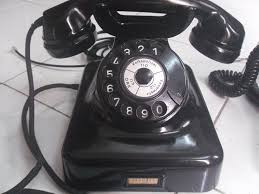 Trước khi có điện thoại bấm phím, smartphone như ngày nay, điện thoại quay số là vật dụng thường thấy trong các gia đình. Hiện tại, điện thoại quay số đã trở thành “đồ cổ” và được bán với giá từ 600.000 đồng/chiếc. Ảnh: Facebook.