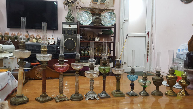 Cuối thế kỷ XIX, đèn dầu theo chân những nhà truyền giáo Pháp vào Việt Nam và trở thành thứ hàng “đẳng cấp” chỉ có nhà giàu mới dám sử dụng. Ảnh: Dân Việt.