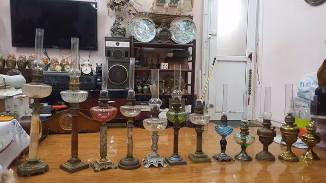 Cuối thế kỷ XIX, đèn dầu theo chân những nhà truyền giáo Pháp vào Việt Nam và trở thành thứ hàng “đẳng cấp” chỉ có nhà giàu mới dám sử dụng. Ảnh: Dân Việt.