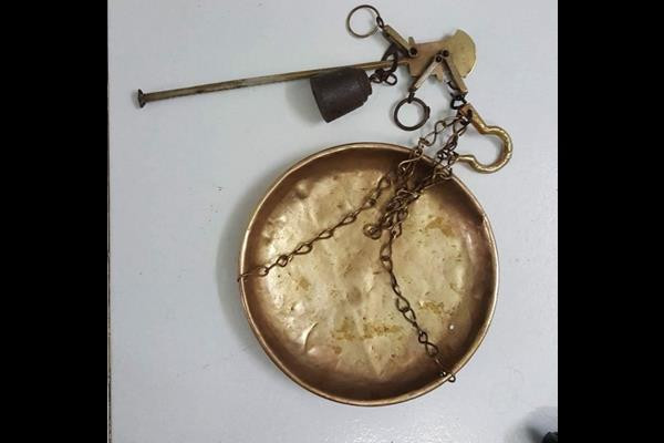 Một chiếc cân đồng thời cổ xưa nay được dân mê đồ cổ “săn lùng” với giá từ 1,5 triệu đồng/chiếc. Ảnh: Dân Việt.