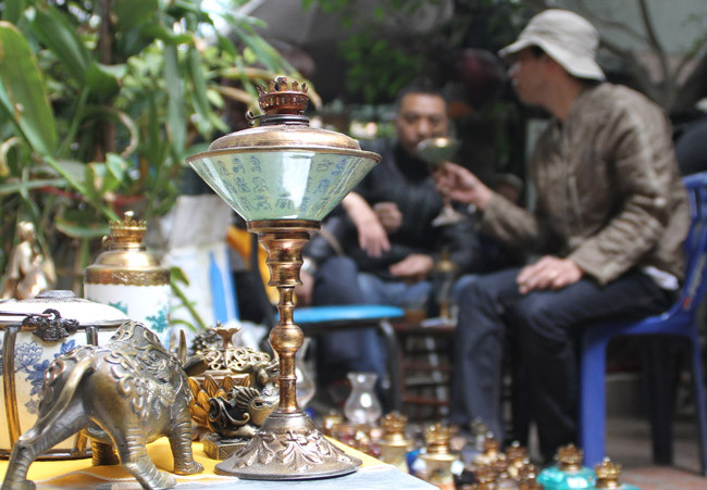 Ngày nay đèn dầu hầu như đã không còn hiện diện trong cuộc sống thường nhật. Nhưng với người mê đồ cổ, đây là mặt hàng mang nhiều giá trị và ý nghĩa với giá bán từ 1 triệu đồng/chiếc. Ảnh: Dân Việt.