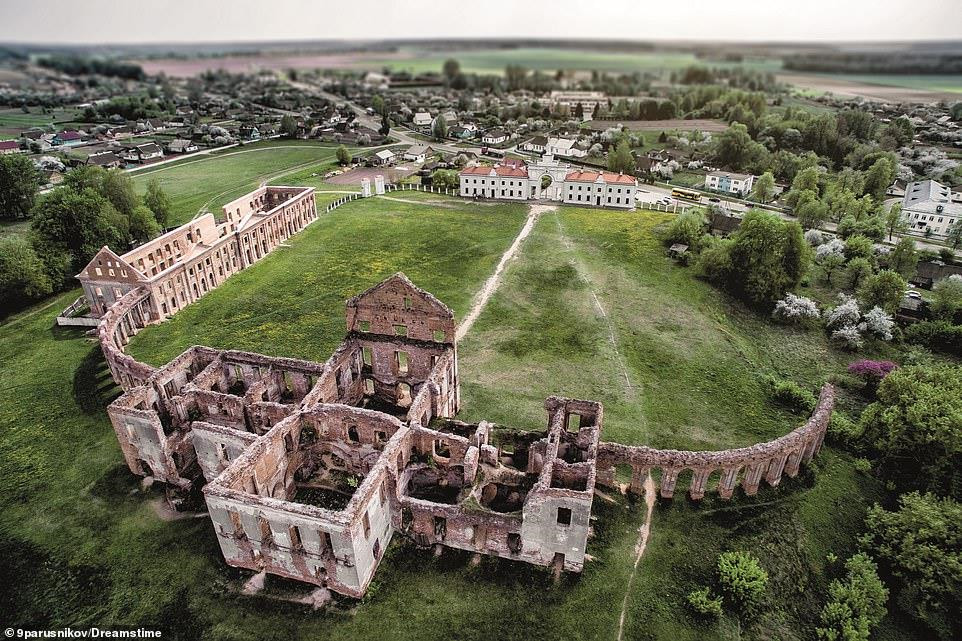Cung điện Ruzhany (quận Pruzhany, Belarus) được doanh nhân Aleksander Michal Sapieha xây dựng theo phong cách kiến trúc hiện đại vào năm 1870. Bên trong cung điện còn có nhà hát riêng, khu vườn trong nhà... Tuy nhiên, cung điện đã bị thiêu rụi trong một vụ hỏa hoạn từ năm 1914.