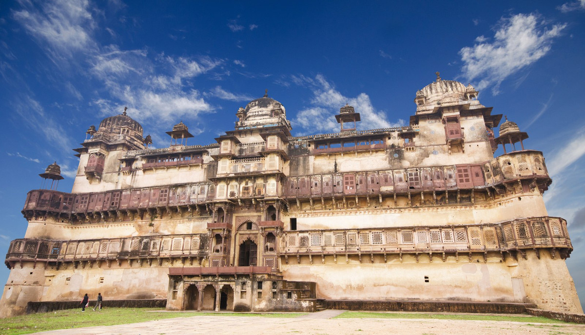 Công trình tráng lệ Jahangir Mahal (Orchha, Ấn Độ) được xây vào khoảng năm 1610 phục vụ cho chuyến viếng thăm của Hoàng đế Mughal Jahangir. Jahangir Mahal cao 3 tầng, có ban công, mái hiên và căn hộ.