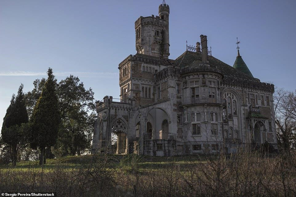 Lâu đài Dona Chica (Braga, Bồ Đào Nha) từng được xây dựng với mục đích tôn vinh nữ tước Francisca Peixoto Rego. Tuy nhiên, quá trình xây dựng dang dở buộc phải dừng lại. Sau đó, nhiều nỗ lực hoàn thiện lâu đài nhưng đều không thành công.