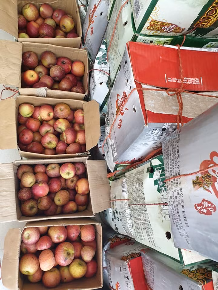 Nếu như đầu mùa, táo đá Trung Quốc có giá khoảng 30.000 - 35.000 đồng/kg thì giữa mùa như hiện tại chỉ có giá 20.000 đồng/kg. Thậm chí, nhiều chỗ còn bán 160.000 đồng/thùng 10kg. Ảnh: Facebook