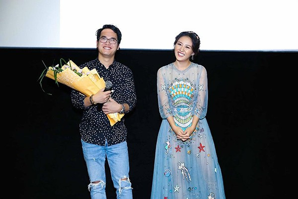 Tại buổi họp báo ra mắt MV "Lâu đài cát" cuối năm 2017, Văn Mai Hương tự tin diện váy trăm triệu của một nhà thiết kế trong nước. Ảnh: Thời đại.