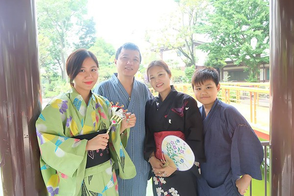 Văn Mai Hương sinh năm 1994 tại Hà Nội. Cô lớn lên trong một gia đình định cư ở khu phố cổ thủ đô. Bố cô sở hữu công ty riêng về lĩnh vực khai thác khoáng sản. Ảnh: Thời đại.