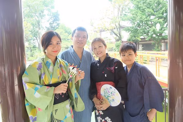 Văn Mai Hương sinh năm 1994 tại Hà Nội. Cô lớn lên trong một gia đình định cư ở khu phố cổ thủ đô. Bố cô sở hữu công ty riêng về lĩnh vực khai thác khoáng sản. Ảnh: Thời đại.