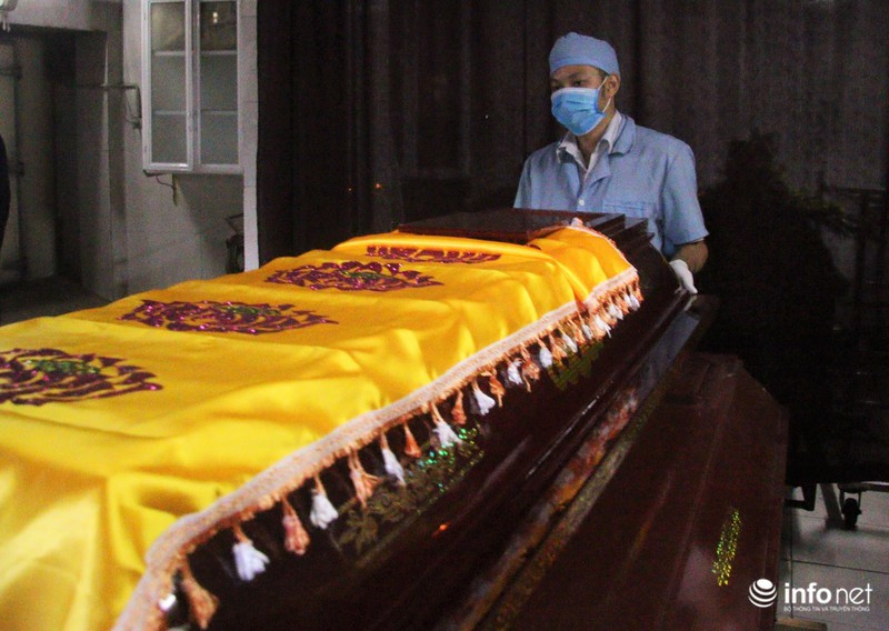 Sau khi trang điểm xong, người mất sẽ được đưa vào áo quan, nắp áo quan sẽ được đóng lại chỉ để hở phần mặt qua một lớp kính đã được lau sạch sẽ.