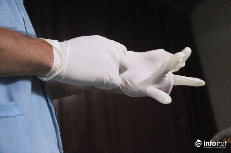 Khi bắt đầu đưa thi thể người mất từ phòng lạnh ra bên ngoài, các nhân viên ở đây phải đeo găng tay, khẩu trang bảo hộ đầy đủ.