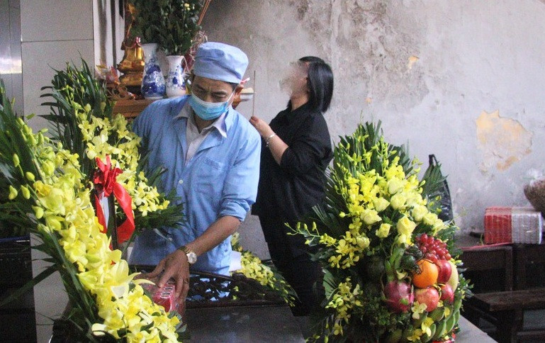 Lanh nguoi voi 'nghe trang diem cho xac chet'