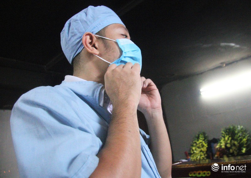 Tại Nhà tang lễ TP Hà Nội, trung bình mỗi ngày tổ chức khoảng 5-7 đám tang. Các nhân viên ở đây luôn phải túc trực sẵn sàng ở khu vực phòng lạnh, nơi đang bảo quản các thi thể để chờ khâm liệm và làm các công tác "cuối cùng" cho những người vừa mới xa lìa nhân thế.