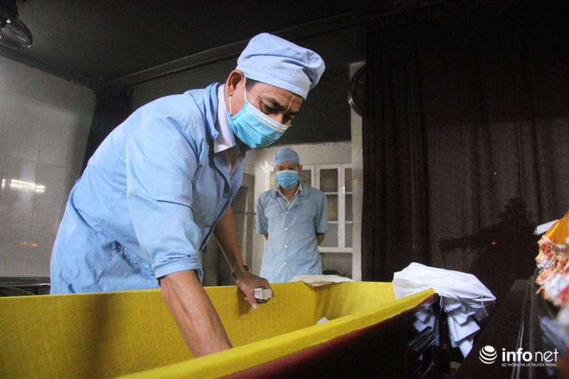 Kế đến, nhân viên nhà tang lễ sẽ chuẩn bị áo quan (quan tài), làm các "tục hèm" theo yêu cầu của gia đình (rải tiền lẻ, rải vàng mã, rải các quân bài, để sẵn gạo muối hay cả tiền vàng để người mất mang theo...) trước khi bắt đầu chọn giờ khâm liệm. Đối với những người đã gắn bó với cái nghề "sống cùng người chết" này tại Nhà tang lễ thành phố Hà Nội nhiều năm cho biết, trong khu vực nhà lạnh của nhà tang lễ lúc nào cũng lưu giữ gần 10 thi thể của người quá cố để chuẩn bị làm tang lễ mỗi ngày. Trước khi làm các thủ tục khâm liệm, viếng, đưa tang, hỏa thiêu... Hàng ngày nhân viên nhà tang lễ sẽ phải kiểm tra, điều chỉnh nhiệt độ phù hợp để các thi thể không phân hủy quá nhanh.