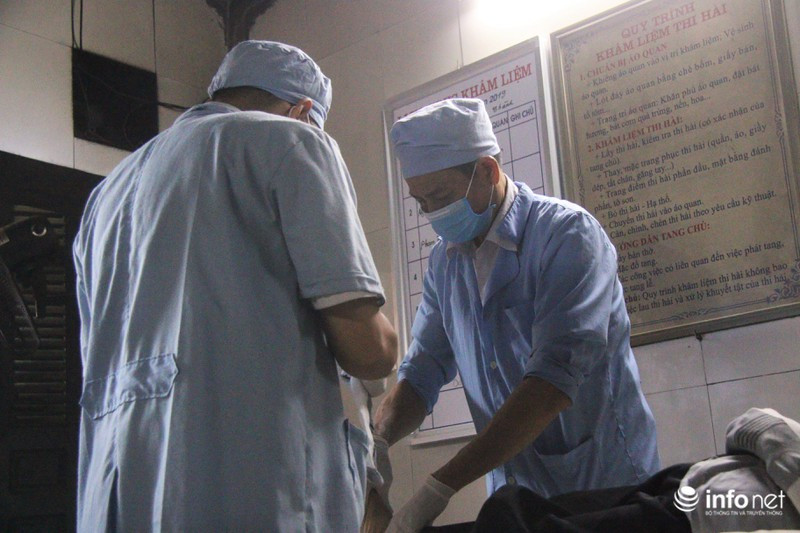 Các nhân viên tại nhà tang lễ sẽ tiến hành thay tất tay, tất chân, quần áo và trang điểm cho người mất nếu người nhà yêu cầu...