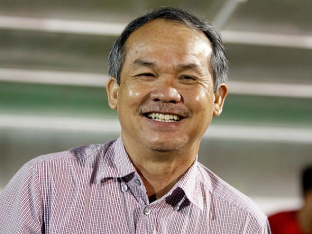 Bà Hoàng Thị Ngọc Bích, vợ ông bầu này cũng gần như chưa từng xuất hiện trước truyền thông. Theo những gì bầu Đức chia sẻ thì bà Ngọc Bích chính là hậu phương vững chắc và nền tảng để ông có được thành công như ngày hôm nay.