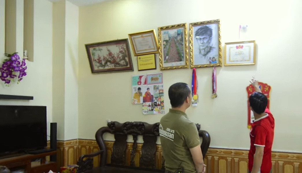 Trong nhà treo các bằng khen cũng như huy chương mà Phan Văn Đức đạt được. Ảnh: Nhadaptv.