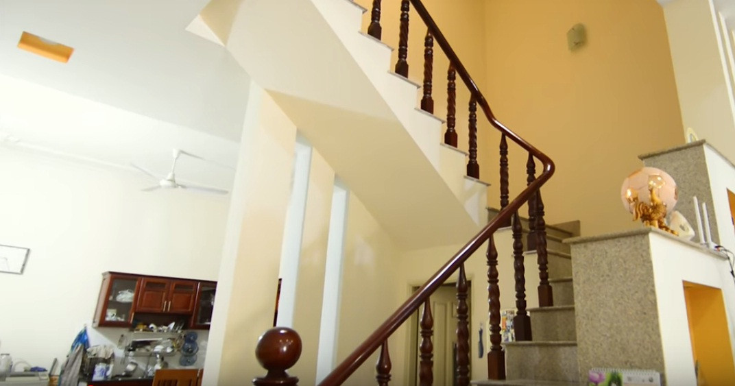 Cầu thang gỗ dẫn lên tầng 2. Ảnh: Nhadaptv.