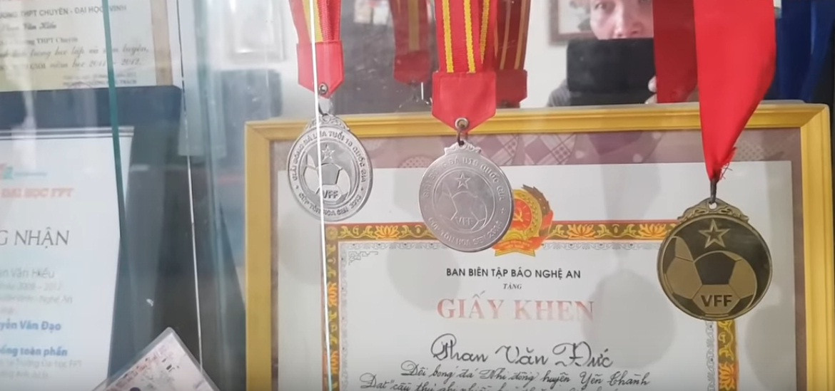 Những tấm huy chương quý giá trong sự nghiệp bóng đá của Phan Văn Đức được treo trang trọng trong nhà. Ảnh: Youtube.