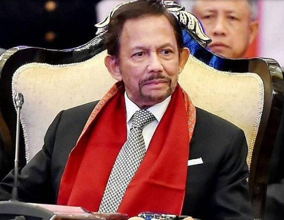 Quốc vương Brunei Hassanal Bolkiah (72 tuổi) đứng ở vị trí thứ 2 với trị giá ròng lên tới 28 tỷ USD. Phần lớn tài sản của hoàng tộc Brunei đến từ ngành công nghiệp dầu khí. Quốc vương Brunei từng là người giàu nhất thế giới với 40 tỷ USD. Ông còn sở hữu bộ sưu tập tới hơn 500 chiếc Rolls-Royces.
