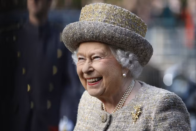 Nữ hoàng Anh Elizabeth II sở hữu khối tài sản 520 triệu USD. Như vậy, vua Thái Lan giàu hơn Nữ hoàng Anh khoảng 82 lần. Nguồn ảnh: Asiatatler.