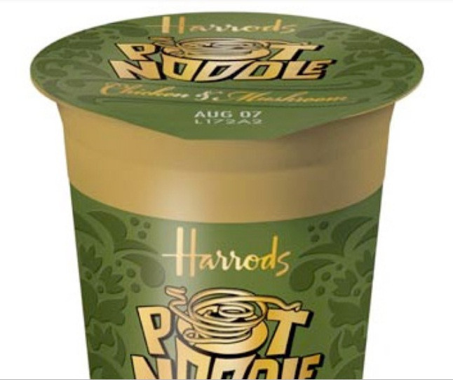 Chỉ là cốc mì ăn liền thôi nhưng giá gần 40 USD (gần 1 triệu đồng). Nguyên nhân khiến nó trở nên đắt đỏ là cái cốc đựng mì nạm vàng lốm đốm.