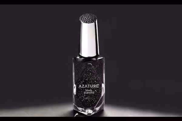 Là phiên bản giới hạn với nước sơn pha lẫn với những hạt kim cương được tán nhỏ, lọ sơn móng tay có “cắt cổ” 195.000 USD (tương đương 4,4 tỷ đồng).