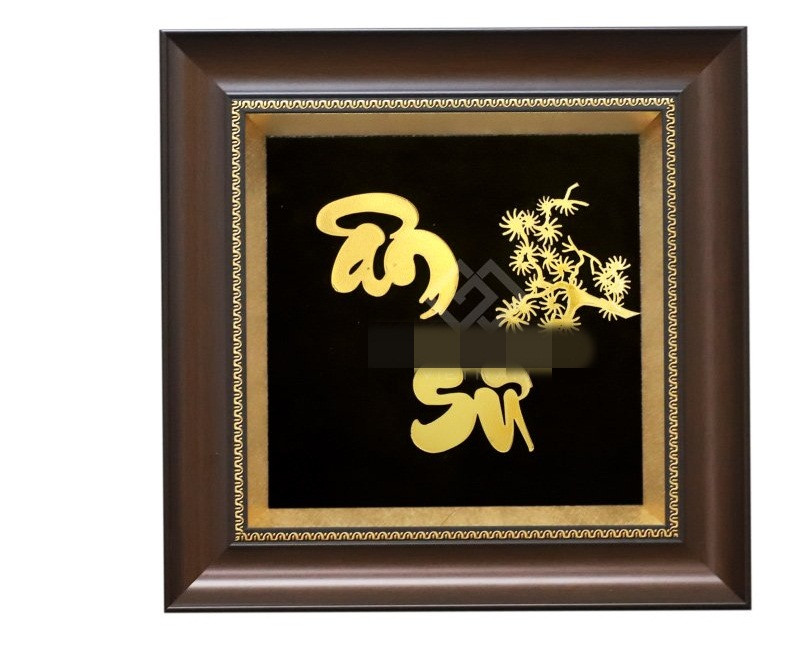 Trong đó, phải kể đến tranh chữ Ân Sư mạ vàng 24K với giá 3 triệu đồng. Bức tranh mang ý nghĩa sâu sắc, gửi gắm những tình cảm, lòng biết ơn đối với những người thầy, người có ơn với mình trong cuộc sống. Ảnh: Golden Gift.