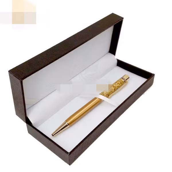 Gắn liền với hình ảnh người thầy, người cô là hình ảnh của cây bút viết. Vì vậy, bút ký dát vàng được xem quà tặng độc đáo và ý nghĩa trong ngày 20/11. Ảnh: MT Gold Art.