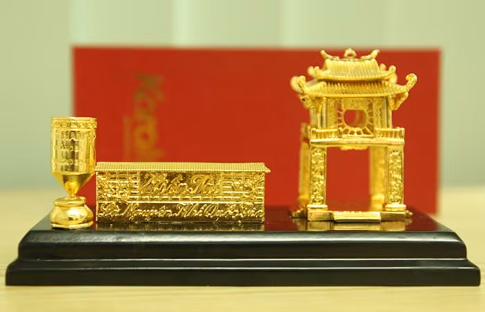  Ngày Nhà giáo Việt Nam 20/11 năm nay, đáp ứng nhu cầu của các gia đình có điều kiện, Công ty quà vàng cao cấp Golden Gift tung ra thị trường một số sản phẩm mạ vàng có giá từ 1,5 - 6 triệu đồng. Ảnh: Tinmoi.