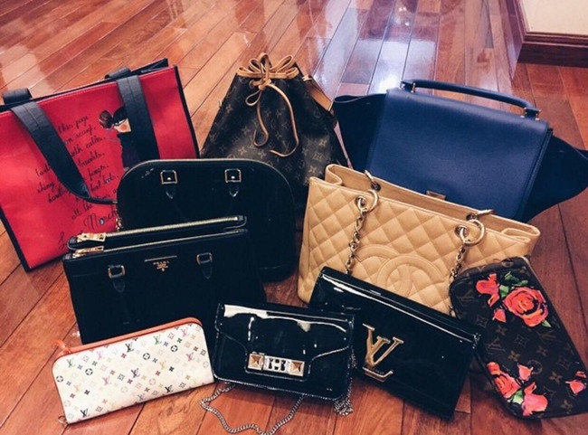 Bộ sưu tập túi hàng hiệu của bạn gái Duy Mạnh khiến nhiều người ghen tỵ. Ảnh: FBNV.