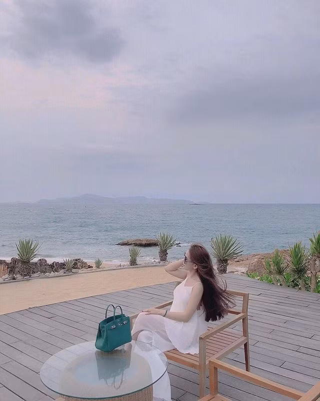 Bảo Trân khéo léo khoe túi xách hàng hiệu trong một chuyến du lịch. Ảnh: FBNV.