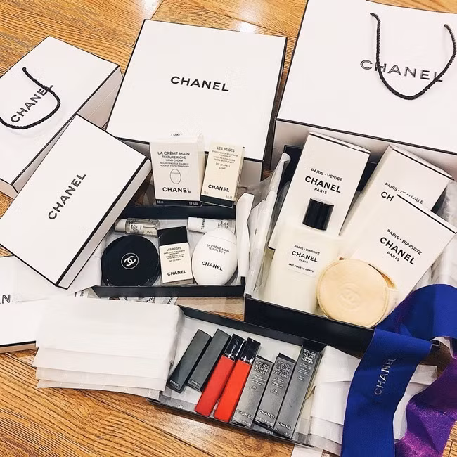 Quỳnh Anh là một tín đồ của thương hiệu Chanel từ thời trang tới mỹ phẩm. Ảnh: FBNV.