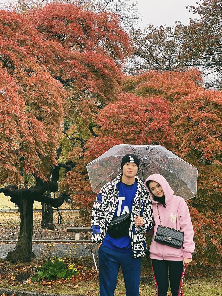 Kết thúc đấu với Thái Lan tại vòng loại World Cup 2022, hậu vệ Duy Mạnh có thời gian nghỉ ngơi và đưa bạn gái Quỳnh Anh đi du lịch Nhật Bản. Ảnh: Yan.