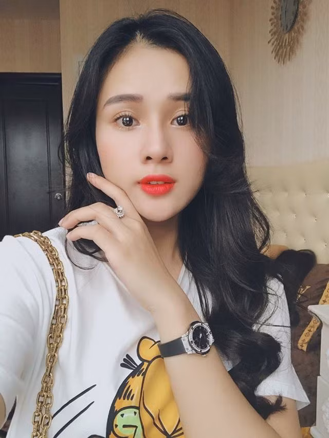 Cô nàng khéo léo khoe nhẫn kim cương, đồng hồ hàng hiệu trên mạng xã hội. Ảnh: Dân Việt.