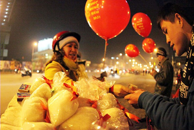 Mua đồ cầu may mắn, tài lộc là việc làm được hầu hết mọi người quan tâm trong ngày đầu năm mới.