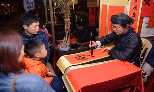 Tương tự, mua giấy xin chữ đầu xuân cũng là việc làm mang nhiều ý nghĩa văn hóa. Nó thể hiện sự trọng chữ nghĩa, trọng tri thức của người Việt.